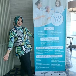 I'm here for @femalebloggersid ft @youthbeautyclinic supported by Dissy event. Here is my #OOTD and #FOTD #MOTD, can't wait to get new insight from @ussypratama and @dr.gabysyer
.
#IFBxYBClinic #indonesianfemalebloggers #youthbeautyclinic #dissy #dissyussy #beautyblogger #beautybloggerid #clozetteid