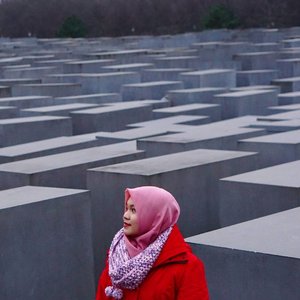 Mengheningkan cipta
.
.
.
#Berlin #holocaust #Germany  #wintertrip #winter #memorial #traveling #traveleurope #eurotrip #visiteurope #wheningermany #IndonesianFemaleBloggers #clozetteid #bloggerceria #hijab