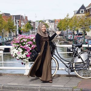 The weather is getting colder and windy as autumn is approaching, I am wearing this dress from @baimabd92 's mom that suits this kind of weather in the most beautiful city in the Netherlands.. 📷 by @bekkabekii .....#ootd #hijab #netherlands #IndonesianFemaleBloggers #leiden #clozetteid #clozetteambassador #bloggerceriaid #studidibelanda #nl