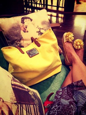 MNG Yellow tote welcoming the spring mood! 