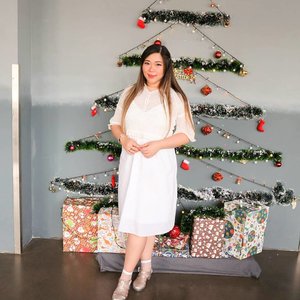 I just realized that i finally took a Christmassy pic... Days after Christmas. Might as well post it in January, no? 🤣🤣🤣. #ootd #ootdid#sbybeautyblogger  #bblogger #bbloggerid #influencer #influencerindonesia #surabayainfluencer #beautyinfluencer #beautybloggerid #beautybloggerindonesia #bloggerceria #beautynesiamember  #influencersurabaya  #indonesianblogger #indonesianbeautyblogger #surabayablogger #surabayabeautyblogger  #bloggerperempuan #clozetteid #sbybeautyblogger  #girl #asian #notasize0 #surabayainfluencer #colorful #personalstyle #surabaya #effyourbeautystandards #celebrateyourself