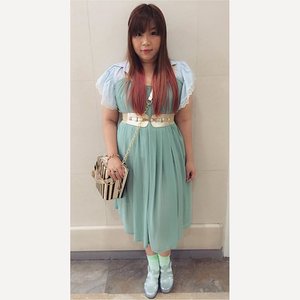 #ootd #fashion #chiffondress #fashion #mint #mintdress #socks #glittershoes #jellyshoes #babyblue #gold #girly #girl #asian #clozetteid #popcornbag #ombre #ombrehair #faded #pinkhair was asked about the concept of my outfit today, errr... PastelXgold girlieness, i guess? Lol... #blogger #bblogger #indonesianblogger #beautyblogger #fashionblogger #indonesianfashionblogger #surabayablogger #surabayafashionblogger