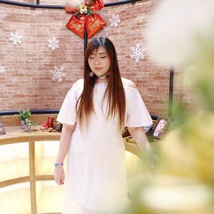 Baby, all i want for Christmas is you.... And a truckload of makeup, please 😛! #christmasiscoming #christmasisnear
#christmasvibe #dressedinwhite 
#fotd #motd #clozetteid
#makeup  #sbybeautyblogger #bloggerceria #beautynesiamember #girl #asian #blogger #bbloggerid #beautyblogger  #indonesianblogger #indonesianbeautyblogger #surabaya #surabayablogger #surabayabeautyblogger #influencer #beautyinfluencer #surabayainfluencer #influencersurabaya  #ootd
#ootdid #sparklydress #personalstyle