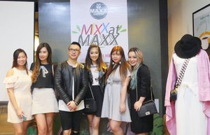 Got so many tips on style yesterday at "Coffee with Style" Event @maxxcoffeeid 😊

With one of the hosts @ezra_soetopo , thank u for having us!

#event #coffeewithstyle #mixxwithmaxx #maxxcoffee #maxxcoffeesurabaya #surabayaevent #coffee #coffeeaddict #surabaya #eventsurabaya #surabayaevent #lifestyle #ilovecoffee #coffeeholic #blogger #indonesianblogger #surabayablogger #influencer #clozetteid #clozettedaily #beautynesiamember #sbybeautyblogger #lifestyleblogger #fashion #styletalk #bblogger #surabayainfluencer #influencersurabaya