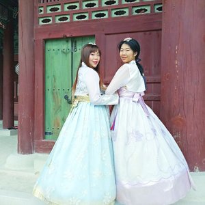 Loitering around Gyeokbokgung Palace wearing floaty handboks,  feeling like real life Princesses 😄. I personally think wearing traditional dress while visiting a country is a real fun,  memorable experience.  Especially when the traditional dresses are as pretty as these! If you are visiting Seoul and interested in having the same experience,  i highly recommend renting your hanboks from @onedayhanbok . I will be sharing my overall experience with them on the blog soon 🙆#hanbok #onedayhanbok #hanbokexperience#pinkinkorea #pinkinsouthkorea  #endorsement #endorsementid #endorsersby #pinkendorsementkorea #clozetteid #sbybeautyblogger #beautynesiamember #bloggerceria #influencer #beautyinfluencer #jalanjalan #wanderlust #blogger #bbloggerid #beautyblogger #indonesianblogger #surabayablogger #travelblogger #koreantraditionaldress #girls #asian #indonesianbeautyblogger #surabayabeautyblogger #travelblogger