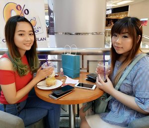 #meetup and #chitchat with @cynthiansunartio 😊, it was supposedly a "meeting" hahaha we didn't end up talking about work until the last 5 minutes or so 😂. #girls #hangout #thecoffeebean #blogger #bblogger #vlogger #indonesianblogger #indonesianbeautyblogger #surabaya #bbloggerid #surabayablogger #surabayabeautyblogger #ombre #ombrehair #ombrehairgirls #asian #surabayacafe #galaxymall #galaxymallsby #makeupaddicts #makeupjunkies #clozetteid #clozettedaily