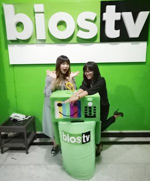 First time live on TV 😅😅😅 we were nervous as heck but thanks to the funny and friendly host we felt much better immediately (although we still panicked and got confused a few times but i think that's understandable hehe). Thank you @biostv for having us and thank you @dytarez for accompanying me 🙆🙆🙆. Hurray @sbybeautyblogger 😁! #biostv #talkshow #live #liveontv #surabaya #blogger #bbloggerid #indonesianblogger #indonesianbeautyblogger #surabayablogger #surabayabeautyblogger #sbybeautyblogger #girls #asian #clozetteid #clozettedaily #influencer #cakrawalamalam #biostvsurabaya #beautyblogger #lifestyle #firsttime #newexperience #sonervous #sbbcomittee #bloggerceria #bloggerceriaid