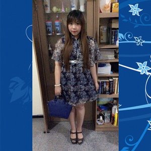 It's been awhile since my last proper #ootd ! #fashion #outfit #girl #blue #floral #inthemoodforblues #bluedress #lapalette #bag #clozetteid #clozetteidgirl