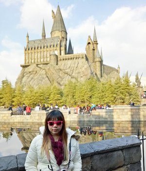 If there is a school where i would go willingly,  that would be Hogwarts.  I'm pretty sure i belong in Slytherin... Btw look how messy and unkempt i look 😂😂😂, this is the harsh reality of how i actually look like during trips. No time to doll up for me! 
More on USJ and the Wizarding World of Harry Potter : http://bit.ly/jap2017p4

#universalstudiosjapan
#majorthrowback #japan #pinkinjapan #japan2017  #trip #travel #japantrip  #jalanjalan #wanderlust #blogger #clozetteid #beautynesiamember #bloggerceria #influencer #travelblogger #indonesianblogger #indonesiantravelblogger #surabayablogger #potterhead #exploringjapan #ilovejapan #instatravel  #pinkinosaka #osaka #travelislife #wanderingtheworld #universalstudiososaka #butterbeer #thewizardingworldofharrypotter