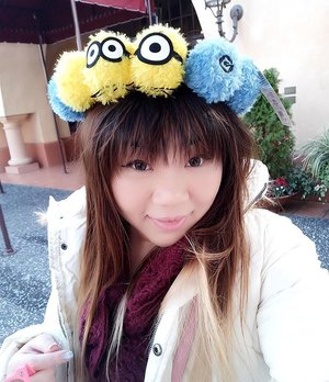 So i actually put on more effort on my makeup today, but runny nose,  super strong wind, extreme tiredness and makeup don't mix!  I look like a mess within minutes 😢. My fringe also hates the wind!!! Btw,  only borrowed the #minion wreath for a #selfie,  i did purchase a headband to add to my collection.  #universalstudiososaka  #travel #trip #wanderlust #jalanjalan #lifestyle #clozetteid #clozettedaily #blogger #bblogger #indonesianblogger #surabayablogger #travelblogger #indonesiantravelblogger #surabayatravelblogger #bloggerceria #bloggerceriaid  #japantrip #japantrip2017 #winter #wintertrip #exploringjapan #wanderer #pinkinjapan  #funtime #familytrip #japanadventure #pinkinosaka