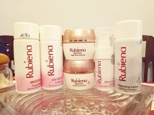 Full range of @rubienabeauty skin care,  i just tried them on my hand got a very nice first impression of the light weight and non sticky serum and night moisturizer 😻😻😻. Can't wait to try them out properly! 
#rubienabeauty #cerahitucantik #rubiena #rubienalaunching #launching #productlaunching #rubienaskincare#event #beautyevent #clozetteid #beautynesiamember #sbybeautyblogger  #blogger #bblogger #bbloggerid #indonesianblogger #indonesianbeautyblogger #surabaya #surabayablogger #surabayabeautyblogger #influencer #beautyinfluencer #surabayaevent #eventsurabaya #surabayainfluencer #skincare #skincarerange #skincarelaunch