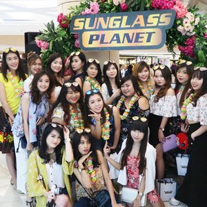 Dressing up like we're in some fun island at @sunglassplanet store opening 😄

#sunglassplanetropicalfest #sunglassplanettp6 #mysexytropical #opening #storeopening #thematic #tropical #clozetteid #beautynesiamember #sbybeautyblogger  #blogger #bblogger #bbloggerid #indonesianblogger #indonesianbeautyblogger #surabaya #surabayablogger #surabayabeautyblogger #influencer #beautyinfluencer  #surabayainfluencer
#ootd #ootdid #ootdindo #bloggerceria #fashionblogger #personalstyle #personalstyleblogger  #ootdindonesia