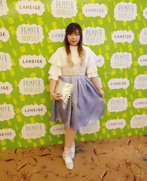 #ootd for attending #laneigexdingo #event 😊

My super cute ruffle armed top is from @salestockindonesia btw 😜

#event #surabaya #surabayaevents #laneige #laneigeindonesia #koreanmakeup #koreancosmetics #dingo #dingoindonesia #clozetteid #clozettedaily #blogger #bblogger #bbloggerid #outfit #white #blue #silver #fashion #girlystyle #girl #asian #ombrehair #personalstyle #personalstyleblogger #silvercandybag