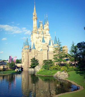 Cinderella Castle, i almost called it my castle but i was never a commoner 😛😛😛 #cinderellacastle #castle
#disneyland #japandisneyland
#disneylandjapan #tokyodisneyland
#pinkinjapan #pinkintokyo #japantrip2018  #pinkholiday #pinkjalanjalan #jalanjalan #clozetteid #sbybeautyblogger #beautynesiamember #bloggerceria #traveltheworld #itchyfeet #wanderer #traveler #blogger #influencer #travelblogger  #lifestyleblogger #citizenoftheworld  #funtime #semicharmedlife #lifewelltraveled #japan  #familytrip