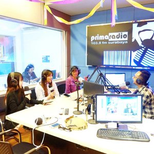 Last night representing @sbybeautyblogger live at @primaradiosurabaya Last night with @clarestatok And @deuxcarls 😄

Thank you for having us and thank you @fiorentinaochisa For helping us take photos!

#onair #live #liveonair #primaradio #primakustik #radio #talkshow #gueststar #blogger #bblogger #bbloggerid #sbybeautyblogger #clozetteid #beautynesiamember #bloggerceria #indonesianblogger #beautyblogger #indonesianbeautyblogger #surabaya #radiosurabaya #girls #asian #influencer #primaradiosurabaya #surabayainfluencer