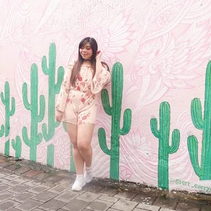Jumpsuits are the cutest form of torture ðŸ¤£. #pinkinbali #bali #coffeecartel#coffeecartelbali #clozetteid #sbybeautyblogger #beautynesiamember #bloggerceria #influencer #beautyinfluencer #jalanjalan #wanderlust #blogger #bbloggerid #beautyblogger #indonesianblogger #surabayablogger #travelblogger  #indonesianbeautyblogger #travelinfluencer #girl  #surabayainfluencer #travel #trip #pinkjalanjalan #ootd #ootdid  #bloggerperempuan #holidayfashion #jumpsuit