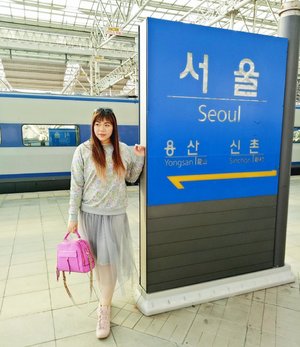 Welcome to Seoul! Just like Jakarta,  the capital is crueler than step mothers (this Indonesian saying is sooo discrimiative against stepmoms, eh?), when we reached our tiny rented apartment that is really really tiny,  i immediately miss Sunny House and Busan 😄#ootd #ootdid #ootdindo#pinkinholiday #pinkinseoul #pinkinkorea #korea #southkorea #blogger #trip #travel #wanderlust  #jalanjalan #itchyfeet #travelblogger #indonesianblogger #surabayablogger #indonesianlifestyleblogger #indonesiantravelblogger  #bblogger #clozetteid #beautynesiamember #sbybeautyblogger #influencer #traveltheworld #lifestyle  #ilovetravel #seoul #pinkinsouthkorea #girl