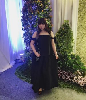 Yesterday's #ootd for Trixie's wedding... It's supposed to be a very comfortable attire, but my top turned out to be a few sizes too big and my non-existent boobies couldn't hold it up so i spent the night pulling it up... The rubber at the back did nothing but pinched my armpit fat 😂😂😂, oh well... Also excuse the murderous facial expression, i swear i was trying to look serene instead of furious! #restingbitchface #restingbitchfaceproblems 
#black #allblack #dressedinblack #dressedinblackfromheadtotoe #blackheadtotoe #weddingparty #weddingpartyoutfit #weddingreceptionoutfit #alldressedup #girl #asian #blogger #personalstyle #bblogger #indonesianblogger #clozettedaily #clozetteid #effyourbeautystandards #notasizezero #comfortableinmyownskin #personalstyleblogger #fashion #ootdid