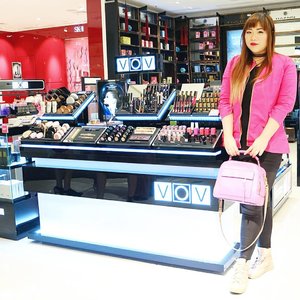 Had a wonderful time at @vovmakeupid counter in @sogo_ind Pakuwon Mall earlier today! 
Their new Mineral Illuminated line is soooo prettyyyy 😻😻😻, i get to bring home their cushion and beautiful blush on, so happy 😻😻😻! Definitely have my eyes on the palette too now 😓. Btw,  they are currently having a 50% off saleeeee!!! Go pay them a visit NOW NOW NOW! 
PS : good luck for tomorrow too @hannyzheng , really wish i could be there 😭

#VOVXClozetteIdReview #VOVMakeupID #VOVKmakeup #ClozetteID #ClozetteIDReview #bloggerexperience #blogger #bblogger #bbloggerid #beautyblogger #girl #asian #beautynesiamember #sbybeautyblogger #influencer #beautyinfluencer #surabayainfluencer #surabayaevent #beautyevent #makeupjunkie #makeupaddict #ilovemakeup #vovmineralilluminated #ootd #hotpink #koreanbeauty #koreancosmetics