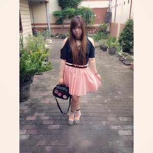Yesterday's #ootd #outfit #fashion #girly #black #pink . Bag's @lesfemmesbags and the #ubercuteshoes us @odioli (been eyeing it forever and finally snagged it on 50% off, #score ) #girl #asian #clozetteid #clozetteidgirl #blogger #indonesianblogger #surabayablogger #fashionblogger #indonesianfashionblogger #surabayafashionblogger