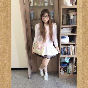 #ootd #themedlook #fashion #nerd #nerdygirl #kawaiinerd #lol #sneakers #fakeglasses #girly #girl #asian #clozetteid #clozetteidgirl #jstyle a bit annoyed because my hubby said i looked like a Japanese p*rnst*r!