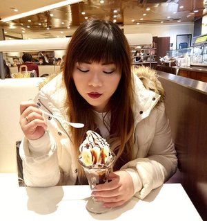 Since it was such a cold and dreary day,  we spent majority of the day hiding in cafes 😅. I dunno if you can tell but i was wearing more makeup than usual because i filmed a one brand tutorial during our shinkazen ride from Kyoto to Tokyo 😜.. Chocolate and banana parfait in the middle of winter... why not? Not a fan of ice cream in general, but Japanese plain vanilla ice cream is simply divine!

#japan #japanesefood #yummy #nomnomnom #glutton #blogger #indonesianblogger #surabayablogger #clozetteid #clozettedaily #lifestyle #culinary #pinkinjapan #japantrip #japantrip2017 #travel #trip #japanesefood #culinaryjourney #instafood #ilovejapan #icecream #parfait #chocolatebananaparfait #travelblogger #oishii #dessert #pinkintokyo #girl #asian