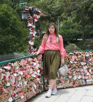 These couple of days have been testing my patience. I seriously am craving for another trip already.#penang #lovelocks#pinkinmalaysia #penanghill #bukitbendera#pinkinpenang#clozetteid #sbybeautyblogger #beautynesiamember #bloggerceria #influencer #beautyinfluencer #jalanjalan #wanderlust #blogger #bbloggerid #beautyblogger #indonesianblogger #surabayablogger #travelblogger  #indonesianbeautyblogger #travelblogger  #surabayainfluencer #travel #trip #pinkjalanjalan  #bloggerperempuan #malaysia #exploretheworld #lovelockspenanghill