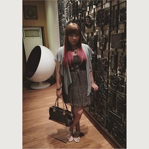 Yesterday's #ootd #outfit #clozetteid yes it's #leopardprint #chiffon #dress which would kill @paulinenugraha #lol #girl #asian #fashion #blogger #bblogger #fashionblogger #indonesianblogger #indonesianfashionblogger #surabayablogger #surabayafashionblogger #pinkhairedmum #pinkhair #ombre #tunerestaurant #surabaya