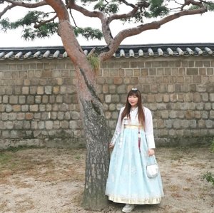 Sometimes i feel like a Princess, sometimes i feel like a zombie. Okay, i am a zombie 90% of the time, whatever 😕Check out more photos on my blog : http://bit.ly/hanbokinpalace#hanbok #onedayhanbok #hanbokexperience#pinkinkorea #pinkinsouthkorea  #seol #korea #southkorea #gyeongbokgung #clozetteid #sbybeautyblogger #beautynesiamember #bloggerceria #influencer #beautyinfluencer #jalanjalan #wanderlust #blogger #bbloggerid #beautyblogger #indonesianblogger #surabayablogger #travelblogger #koreantraditionaldress #girl #asian  #surabayabeautyblogger #travelblogger #girlygirl #pinkinseoul