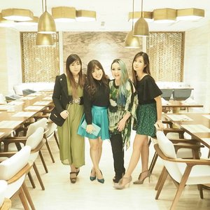 Attended Iftar Buffet at @vasahotelsurabaya with my girls last Friday, thank you for having us!

I don't usually do buffet (it's just too easy to over eat 😝) and i don't find a lot of buffet places that makes me happy, but i totally approve of 209 Dining and would actively recommend it!

And yes, we're dressed in green because it's a Ramadhan event!

#vasa #vasahotel #vasahotelsurabaya #surabaya #luxuryhotel #209dining #209diningvasahotel #buffet #buffetdinner #iftarbuffet #ramadhan #ramadhanevent #green #dressedingireen #ladies #girls #ootd #clozetteid #clozettedaily #personalstyle #blogger #lifestyle #sbybeautyblogger #indonesianblogger #surabayablogger #infuencer #influencersurabaya #surabayainfluencer #lifestyleblogger