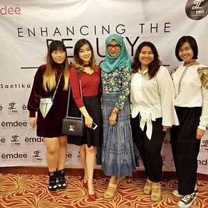 Having fun attending @emdeeclinic and @ltpro_official event right now!  Learning more and more about skin health, beauty and makeup application! 
Please ignore my pale face, even more enhanced because i stood next to @cynthiansunartio who already wore full makeup 😐

#emdeemakeupclass #emdeeclinicmakeupclass #beautydemo #treatmentdemo #makeupclass #emdee #emdeeclinic #ltpro #eddyrizaldy #eddyrizaldymakeupclass #clozetteid #clozettesurabaya #event #surabaya #surabayaevent #beautyevent #blogger #bblogger #beautyblogger #bbloggerid #sbybeautyblogger #indonesianblogger #indonesianbeautyblogger #surabayablogger #surabayabeautyblogger #girls #eventsurabaya