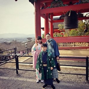 Can we pass as a Japanese #family 😜? #kimono #kyoto #travel #trip #wanderlust #jalanjalan #lifestyle #clozetteid #clozettedaily #blogger #indonesianblogger #surabayablogger #travelblogger #indonesiantravelblogger #surabayatravelblogger #bloggerceria #bloggerceriaid  #japantrip #japantrip2017 #winter #wintertrip #exploringjapan #wanderer  #pinkinjapan  #funtime #pinkinkyoto #ootd #kiyomizudera #littlefamily