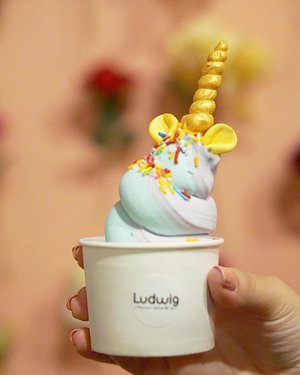 Unicorn ice cream that looks almost like a bear with a horn 🤣. #icecream #unicorn #unicornicecream #unicornicecream🦄 #unicorntribe #pinkinmalaysia #pinkinpenang#clozetteid #sbybeautyblogger #beautynesiamember #bloggerceria #influencer #jalanjalan #wanderlust #blogger #bbloggerid #beautyblogger #indonesianblogger #surabayablogger #travelblogger  #indonesianbeautyblogger #travelblogger  #surabayainfluencer #travel #trip #pinkjalanjalan #pink #kawaii #kawaiiaesthetic #bloggerperempuan