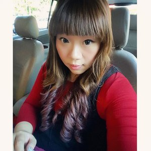 Freshly retouched hair! #selfie #fotd #motd #hotd #hair #curls #ombre #purple #purplehair #purpleombre #girl #asian #blogger #bblogger #indonesianblogger #surabayablogger #surabayabeautyblogger #indonesianbeautyblogger #clozetteid #fringe