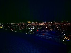 View from the top! Can't wait for our super special event here 😻

#view #cityview #cityviewatnight #thepeak #thepeakresidence #surabaya #thepeakresidencesurabaya #instaview #lights #cityatnight #surabayaatnight #clozetteid #clozettedaily #blogger #indonesia #indonesiablogger #surabayablogger #lifestyle #lifestyleblogger #sbybeautyblogger #twinklinglights #influencer #influencersurabaya #surabayainfluencer #sparklingsurabaya #metropolitan #gorgeousview #beautifulview #viewfromthetop #beautifulsurabaya