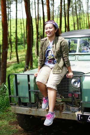 Taking a break and get some fresh air by driving off-road in tea plantation with an old land-rover, you will only need casual outfit but never goes out of style! A comfy t-shirts, army-look jacket, hiking pants, and a pair of sneakers would do good. Don't forget to wear a buff and sunglasses!