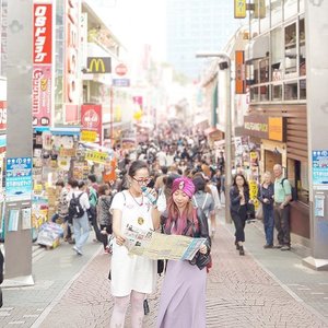 Friends don't let friends wear bad outfit especially when you're in Tokyo!!
#harajuku #takeshitastreet #throwback #japan #clozetteid
