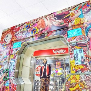 Penggemar pop culture wajib bgt kunjungi Village vanguard. Ada banyak sih di Tokyo, tapi store paling kece ada Shibuya. Isinya pengen dibeli semua 😅😍😂Anyway, jangan lupa baca posting terbaru tentang tips hemat liburan ke Jepang. Tinggal klik link di bio or http://imaginarymi.blogspot.com 🌸🍁🍙🍣#villagevanguard #shibuya #tokyo #japan #travelblog #clozetteid