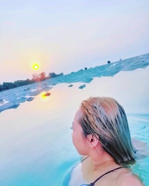 Ngeliat sunrise sambil berenang bareng ikan kecil sama kepiting 🌅😭❤️best weekend ever!!..#radenayublog #radenbizarreadventure #Clozetteid #beach #pulaupari #pulauseribu #jakarta #Clozetteid #sunrise #ocean #sea