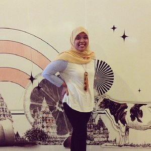Get smiley with cow wallpaper #OutfitOfTheDay #HijabOfTheDay #ClozetteID #LaCodeffin #Kemang #YellowScarf