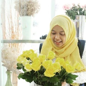 Thanks @cyndaadissa for taking this pic :) #Me #Hijab #Flower #Yellow #ClozetteID #Smile #Florist