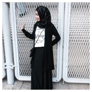 Be Vancy!⚫️⚪️ #clozetteid #hijabootdindo #ootdindo #monochrome
