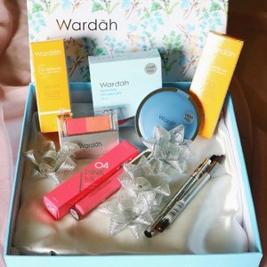 At the beginning of this month, I've got Beauty Hampers from @wardahbeauty With all these products, I will recreate one of Wardah Trend Makeup 2017, its Wardah YOUniverse Serene Look. If you want to know more about Beauty Hampers product from @wardahbeauty and how I get Wardah Youniverse Serene Look, Please kindly click link on my bio💋 #ClozetteID #WardahxClozetteIDReview #WardahYouniverse
