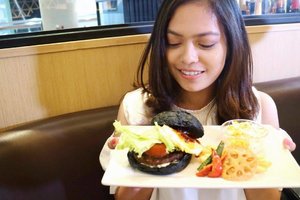 Super delicious Tobikiri Wagyu Burger Charcoal Plate from @moscafeindonesia ✨ super healthy burger with premium wagyu Top Grade 9+! Thank you @moscafeindonesia and @beautynesia.id for having me 🍔
#beautynesiaid #beautynesiamember #mosburger #moscafeindonesia #moscafeanddining