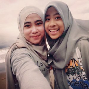 With my little sister #hijab #hijabdaily #instadaily #holiday #travelling #beach #beautifulindonesia #indonesia #followforfollow #CLOZETTEID