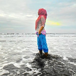Mantai lagi..., #beautifulindonesia #pangandaran #beach #hijab #CLOZETTEID