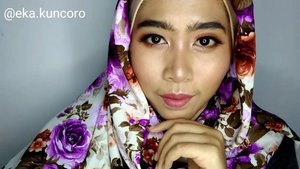 [Simple Warm Makeup Look] …Makeup yang simple tapi tidak past tense, *krik*. Entah apa nama yang pas, tapi ini tutorial makeup untuk acara formal yang super gampang karena di kelopak mata cuma pake satu warna eyeshadow. ..Products:° foundation: [ @milanicosmetics & @lagirlindonesia ]° eyeshadow-contour: [@inezcosmetics ]° brows-highlight: [@lagirlindonesia ]° powder: [@viva.cosmetics ]° blush: [@fanbocosmetics ]° eyeliner: [@wardahbeauty ]° lip: [@wardahbeauty & @f2f.cosmetics ]……@setterspace @indomakeup_squad @teambeautyvlogid @bunnyneedsmakeup @beautiesquad @indobeautygram #setterspace #indomakeupsquad #teambvid #bunnyneedsmakeup #indobeautygram #bvloggerid #clozetteid