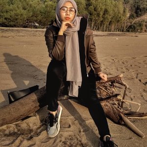 Forget the things you have no control over. 
Selamat siang, sisters!! 

#clozetteID 
#beach 
#sand

#myeverydaymagic #lifestyleblogger #selfpotrait #currentmood #thehappynow #ofsimplething #beautyblogger #bloggerlife #momblogger