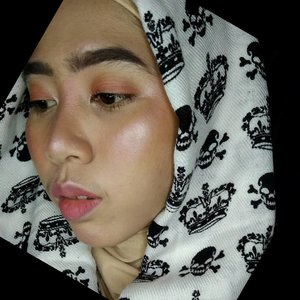 Using eyeshadow for highlight...sampe esedo nya mau ludes cuma dipake buat hailait. 😏....#beautiesquad #indomakeupsquad #setterspace #beautybloggerindonesia #teambvid #bunnyneedsmakeup #bvloggerid #clozetteid #indobeautysquad #indobeautygram #beautygramindonesia #wakeupformakeup #makeuptutorial #bloggerceriaid #beautilosophy
