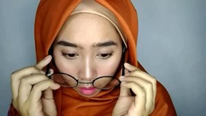 Awalnya pengen bikin, Korean Makeup Look. Tapi ya wajah 100% Jowo ini gak bisa nyerempet ke Korea sedikitpun. Jenis mekap ini, ternyata bukan untukku 🙏🙏..Produk:• @purbasarimakeupid Alas Bedak Natural & Sawo Matang dan Eyeshadow trio no. 05• @latulipecosmetiques_ Contour Kit Medium• @ltpro_official Eyebrow Cream Ebony• @viva.cosmetics Perfection Loose Powder Beige• @fanbocosmetics Blush On 01• @f2f.cosmetics Matte Lipstick 09 Carrot Cake• LTPro Longlast Lipcream 04• @raneecosmetic.official Beauty Sponge...#beautygram #beautiesquad #indomakeupsquad #indobeautysquad #setterspace #bunnyneedsmakeup #teambvid #bvloggerid #beautylosophy #clozetteid #beautybloggerindonesia #ponorogohits #beautygramindonesia #koreanmakeup #effortlessmakeup #makeupkantor